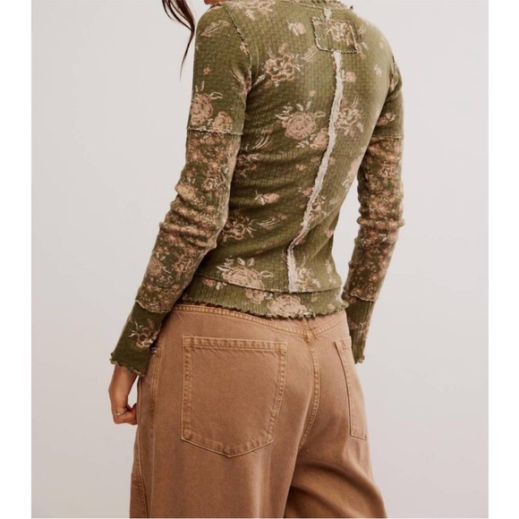 6031. We The Free Clover Printed Thermal - Picture 2 of 4